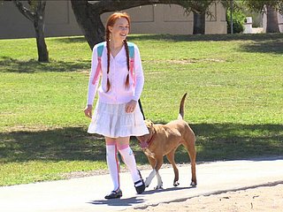 Redhead Cutie gaat alleen buiten om te spelen met haar intieme delen