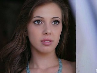 Dos impresionantes chicas jóvenes blancos en el placer sofá entre sí softcore