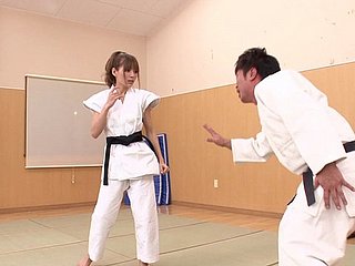 华丽的日本空手道女孩决定做一些骑公鸡