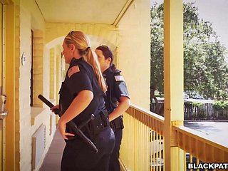 Seemly for donne di polizia scopa un bel tizio arrestato e mangiare il suo sperma