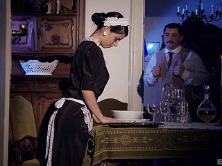 Spregiudicatezza cameriera Jessyka Swan succhia un cazzo prima di una scopata anale