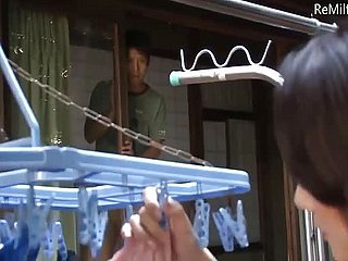 亚洲日本妈妈发现她的儿子自慰