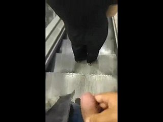 Cumsharking Tertangkap Cum untuk Gadis di Eskalator Supermarket