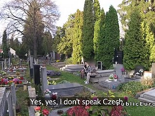Viuda chupa la polla grande en el cementerio