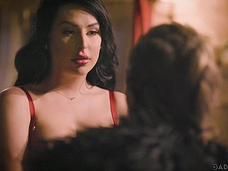 Bertato yang super bootylicious Chanel Santini menyediakan waria dengan BJ