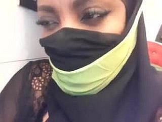 穆斯林妇女以令人难以置信的胸部手淫