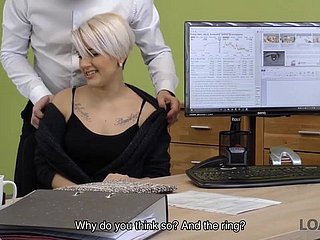 Lussy甜需要钱为她的生意因此情愫贷款经理