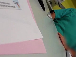 Een arts masturbeert voor een patiënt
