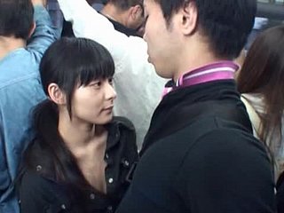 淘气青少年AV GAL则总线抽搐她的男朋友，直到他CUMS