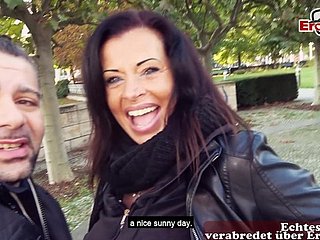 Date clignotant public avec de gros seins MILF