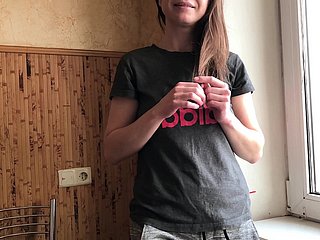Broeder hielp een stiefzuster Relax vóór de eerste date. Russische amateur met dialoog