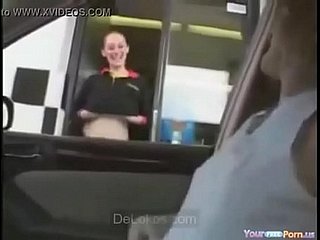 Enseñando las tetas en mcdonalds blinkt - delokos.com