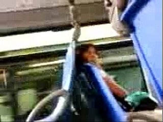 鸡巴在公共汽车上闪过令人兴奋的女人