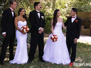 Pengantin Whorish dengan Nice Ass bersedia untuk seks anjing yang agak liar