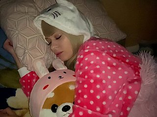 Ayah saya meniduriku lagi saat aku tidur nyenyak