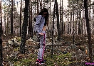 Siswi memiliki seks sensual dengan guru PE di hutan