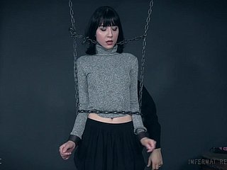 Hampir tidak sah Charlotte Sartre menangis dalam sesi perhambaan yang kasar