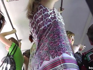 在Upskirt视频中暴露的热门屁股