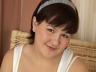 Chubby Brunette Chick Kate suka mempunyai ayam yang teguh di lubang dan mulut