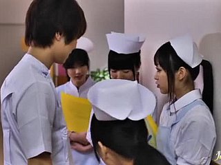 暑い日本の看護師が自立してお湯で暖かく犯される