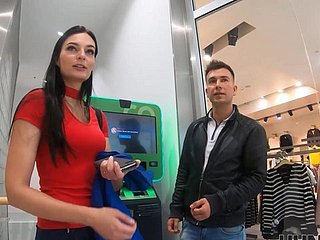 男人想要钱，不工作，所以他让他的女友驼峰