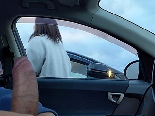 Handjob في السيارة