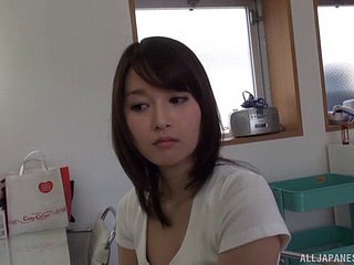提取和可爱的日本小鸡和三个非常角质的家伙