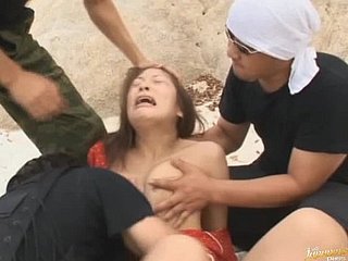 可爱的Akane Mochida在海滩上被搞砸了并被暨覆盖