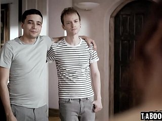 Suited to giovani fratellastri arrabbiati Ricky Spanish e Alex Jett penetrano a modo loro, coryza mamma più anziana Syren de Mer per scatenare le loro frustrazioni!