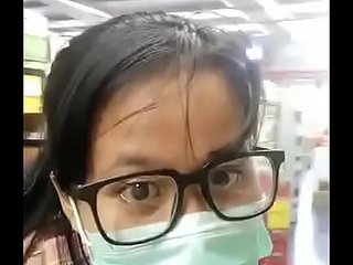लैक्टेटिंग एमआईएलए किराने की दुकान में बड़े टिट्स को चमकता है।