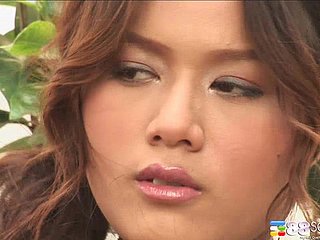 Gadis Asia yang glamor mengunjungi halaman belakang untuk masturbasi Cunny
