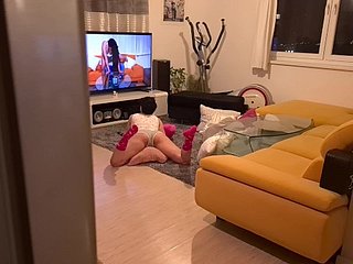 Une demi-soeur excitée a surpris en regardant du porno et l'a eu dans sa bouche
