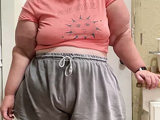 SSBBW gembira yang manis memamerkan lekuknya