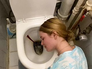 学校に腹を立てて、精液で顔を激しく犯した