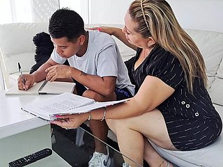 Saya membantu anak tirinya dengan kerja rumahnya, ayamnya mengalihkan perhatian saya dan saya akhirnya menghisapnya