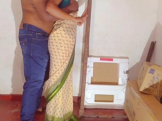 オフィスでセックスをしているスリランカのアマチュアのカップル。