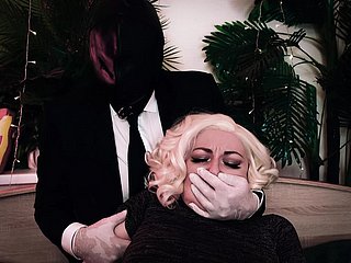 Hot Kinky: O homem cobre a boca da garota e depois corta painless roupas. Luvas e gemidos médicos