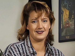 Dziadek upokarza babcię i uderza w tyłek