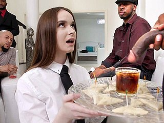Hazel Moore macht Anal Gangbang mit großen schwarzen Schwänzen