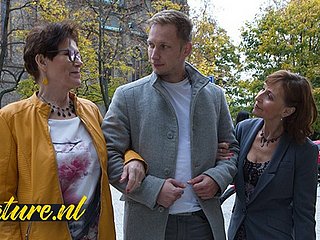 Due cougars arrapati che portano una casa sconosciuta per riempire le loro fighe grown up di cazzo