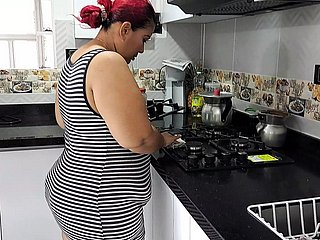 Соблазняя мою мачеху, чтобы трахаться на кухне
