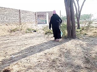 Pakistani randi unshaded on road
