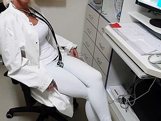 Dokter verleidt haar in zijn studie