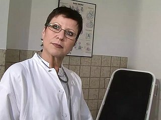 تتمتع MILFs الساخنة والحريصة كس مع الألعاب - 3