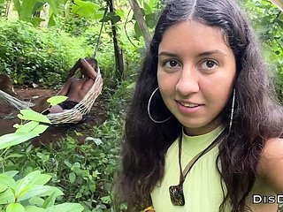 A menina se perdeu na selva e tropeçou em um selvagem que a fodiu