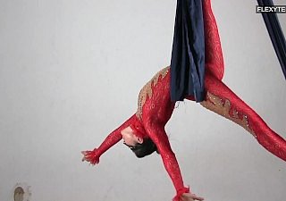 Bayi telanjang yang fleksibel Agnes feher