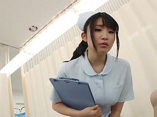 일본 간호사는 팬티를 제거하고 운이 좋은 환자를 타고