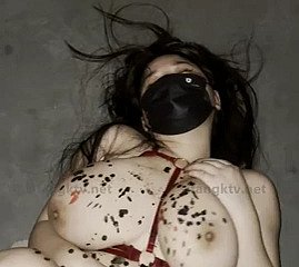 Busty Asian Chinese spielt mit einer Kerze
