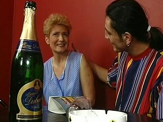 Vieja rubia de Alemania follando en el debar