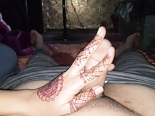 继妹开始自慰她的继兄弟完整视频